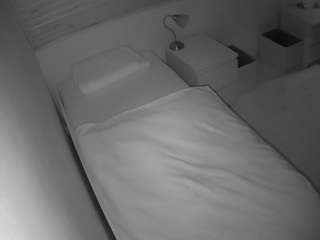 voyeurcam-julmodels-greybed-1