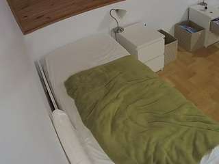 voyeurcam-julmodels-greybed-1