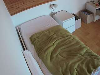 voyeurcam-julmodels-greybed-1