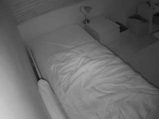 voyeurcam-julmodels-greybed-1