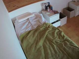 voyeurcam-julmodels-greybed-1