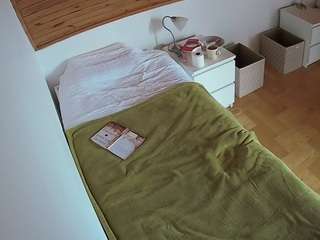 voyeurcam-julmodels-greybed-1