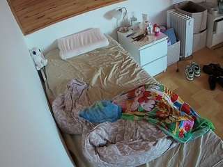 voyeurcam-julmodels-greybed-1