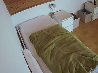 voyeurcam-julmodels-greybed-1