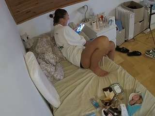 voyeurcam-julmodels-greybed-1