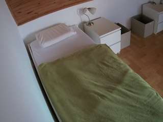 voyeurcam-julmodels-greybed-1