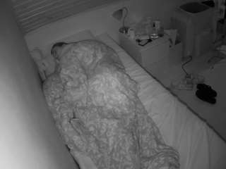 voyeurcam-julmodels-greybed-1