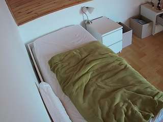 voyeurcam-julmodels-greybed-1