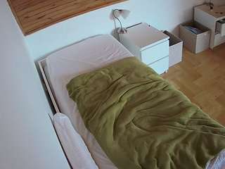 voyeurcam-julmodels-greybed-1