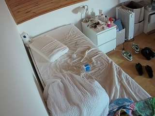 voyeurcam-julmodels-greybed-1