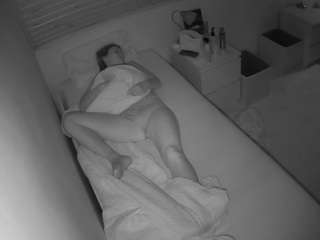 voyeurcam-julmodels-greybed-1