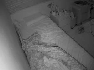 voyeurcam-julmodels-greybed-1