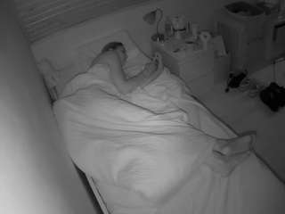 voyeurcam-julmodels-greybed-1