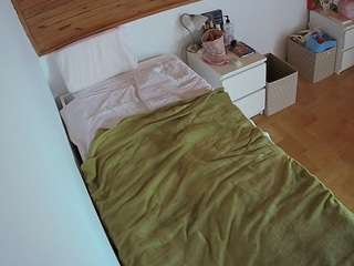 voyeurcam-julmodels-greybed-1