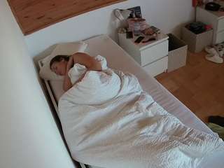 voyeurcam-julmodels-greybed-1