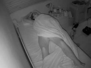 voyeurcam-julmodels-greybed-1