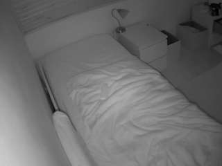 voyeurcam-julmodels-greybed-1