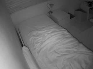 voyeurcam-julmodels-greybed-1