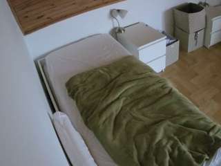 voyeurcam-julmodels-greybed-1