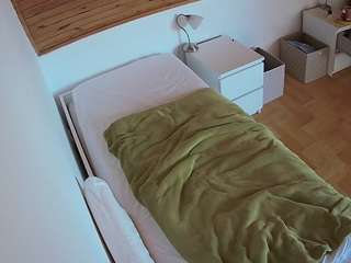 voyeurcam-julmodels-greybed-1