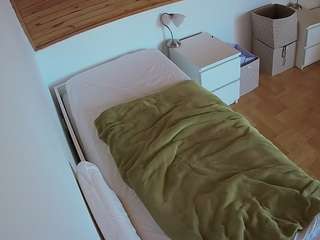 voyeurcam-julmodels-greybed-1