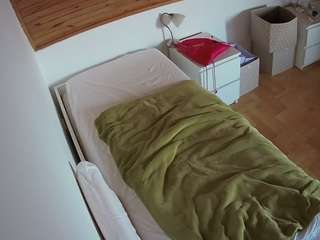 voyeurcam-julmodels-greybed-1