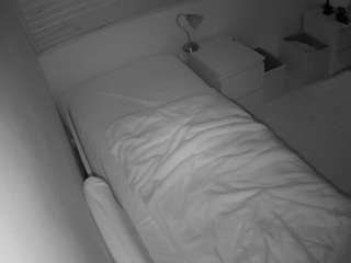 voyeurcam-julmodels-greybed-1