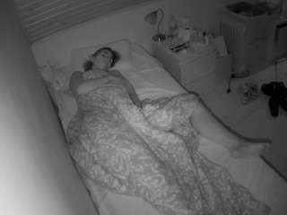 voyeurcam-julmodels-greybed-1