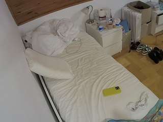 voyeurcam-julmodels-greybed-1