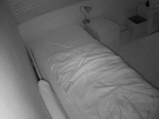 voyeurcam-julmodels-greybed-1