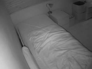 voyeurcam-julmodels-greybed-1