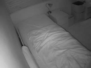 voyeurcam-julmodels-greybed-1