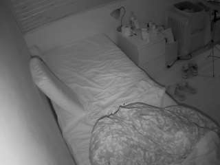voyeurcam-julmodels-greybed-1
