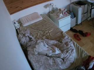 voyeurcam-julmodels-greybed-1