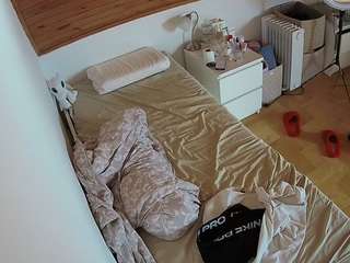 voyeurcam-julmodels-greybed-1