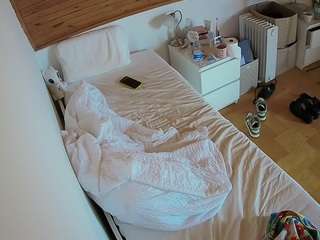 voyeurcam-julmodels-greybed-1