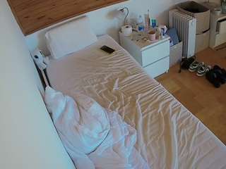 voyeurcam-julmodels-greybed-1