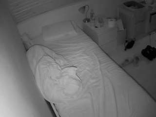 voyeurcam-julmodels-greybed-1