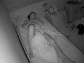 voyeurcam-julmodels-greybed-1