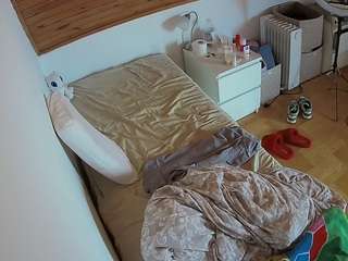 voyeurcam-julmodels-greybed-1