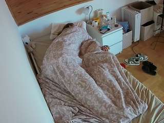 voyeurcam-julmodels-greybed-1