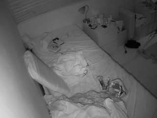 voyeurcam-julmodels-greybed-1