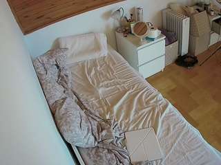 voyeurcam-julmodels-greybed-1