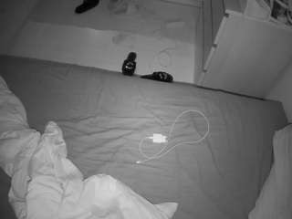 Hostel Voyeur camsoda voyeurcam-julmodels-greybed-2