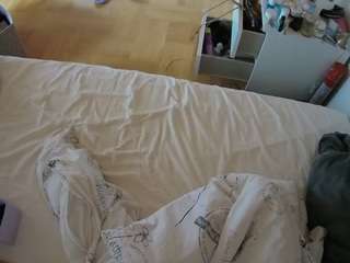 voyeurcam-julmodels-greybed-2