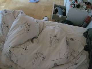 voyeurcam-julmodels-greybed-2