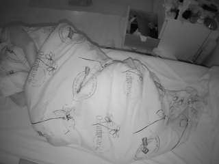 voyeurcam-julmodels-greybed-2