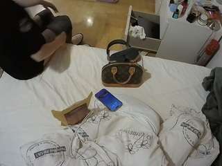 voyeurcam-julmodels-greybed-2