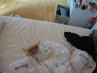 voyeurcam-julmodels-greybed-2