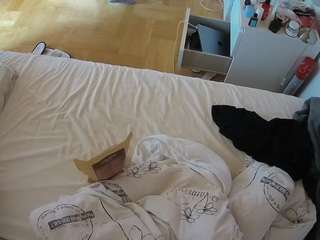 voyeurcam-julmodels-greybed-2